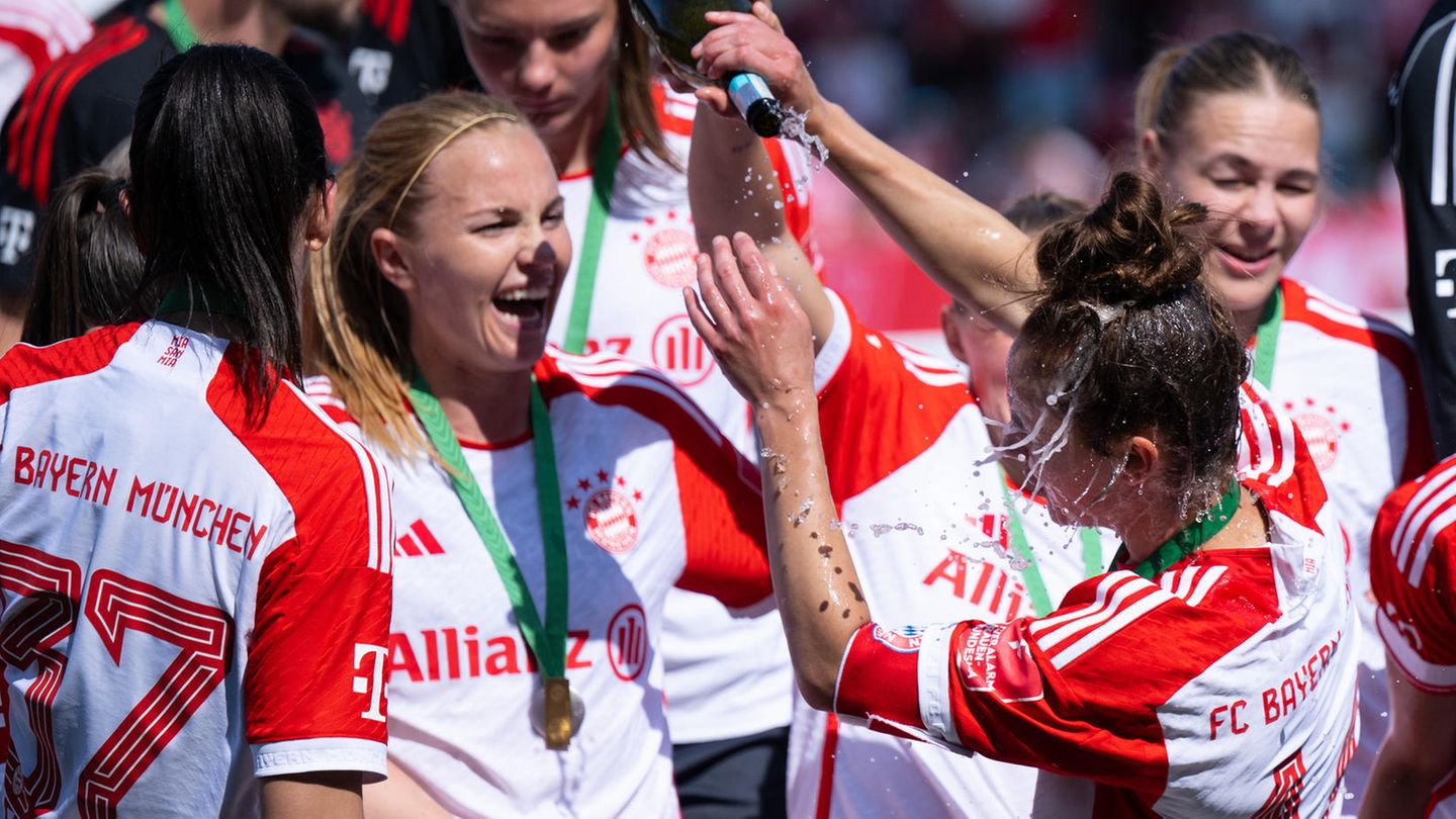  Die Spielerinnen des FC Bayern München jubeln über ihren fünften deutschen Meistertitel