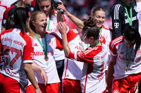 Die Spielerinnen des FC Bayern München jubeln über ihren fünften deutschen Meistertitel