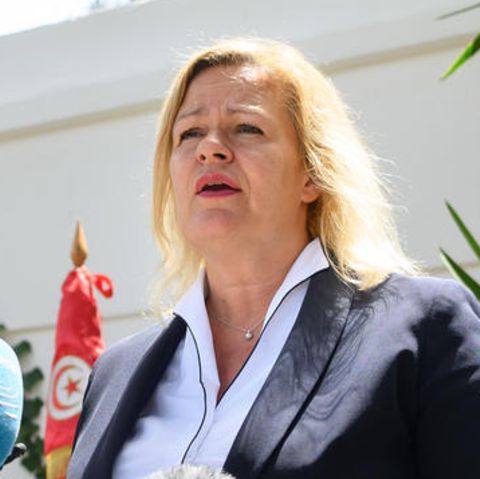 Nancy Faeser vor der Presse in Tunis