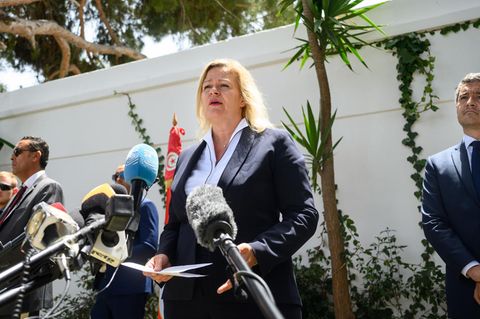 Nancy Faeser vor der Presse in Tunis