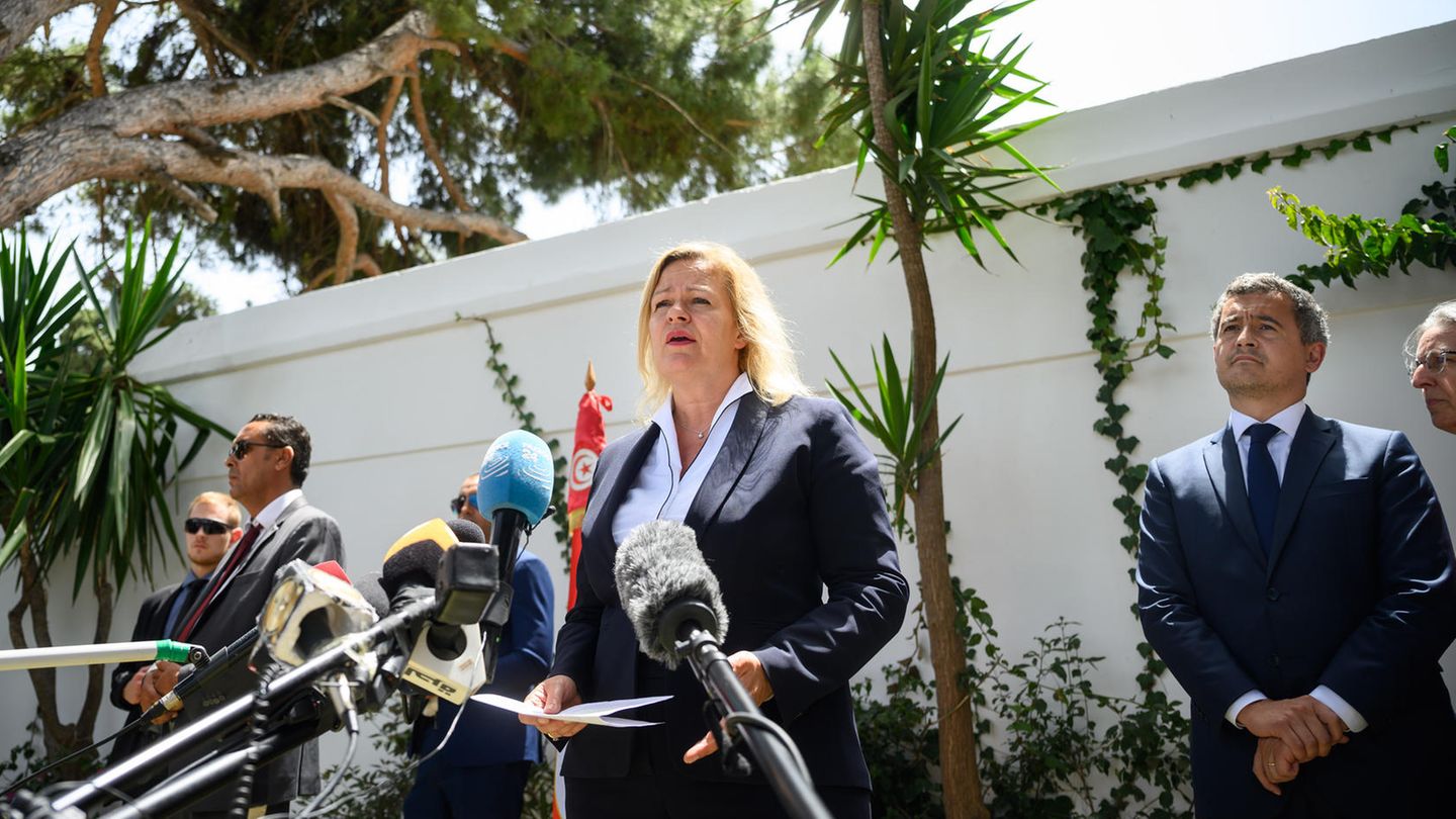Nancy Faeser vor der Presse in Tunis