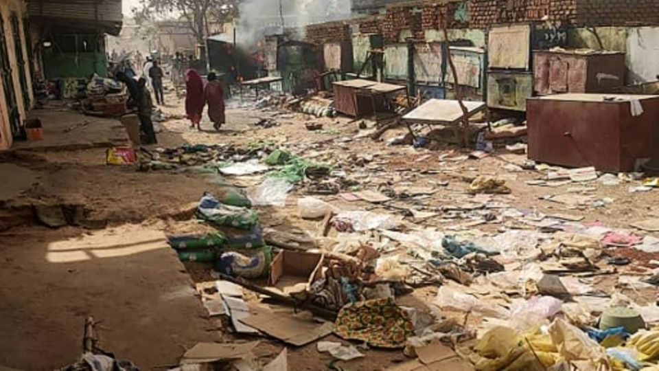 Eine zerstörte Straße im Westen von Darfur