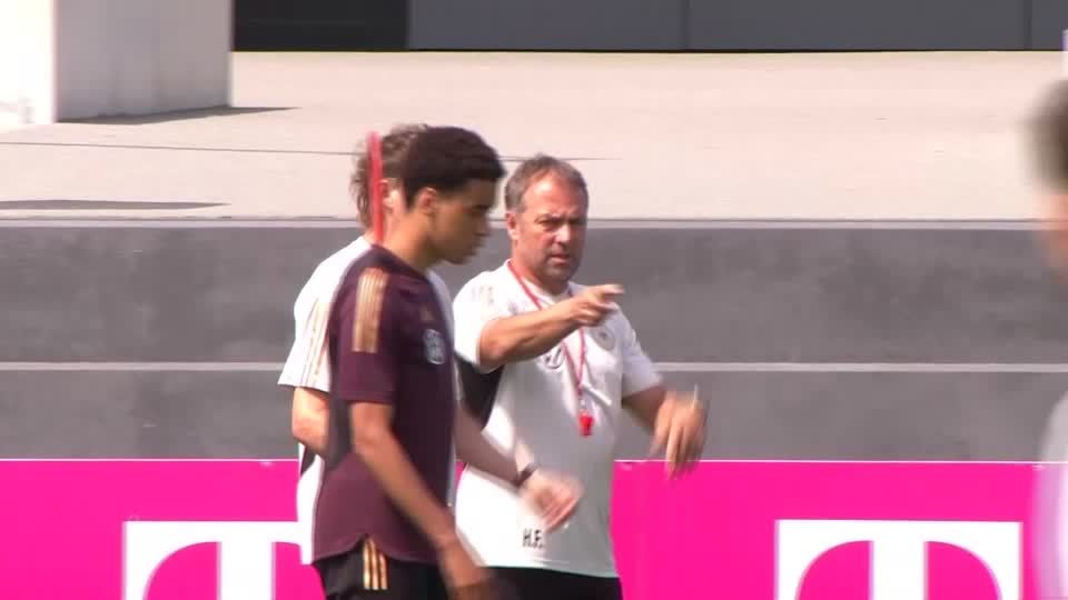 Video: Flick will trotz Kritik Kurs halten