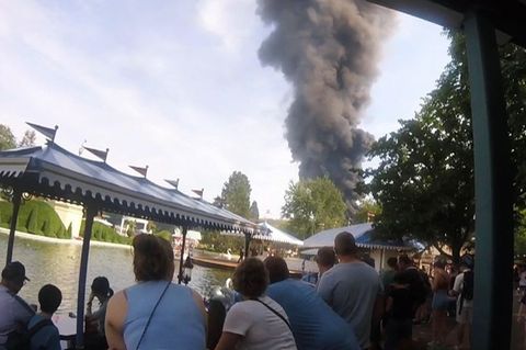 Rauch ist über einem Gebäude im Europa-Park zu sehen