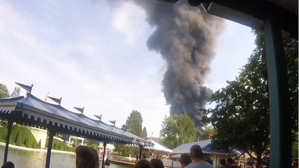 Rauch ist über einem Gebäude im Europa-Park zu sehen