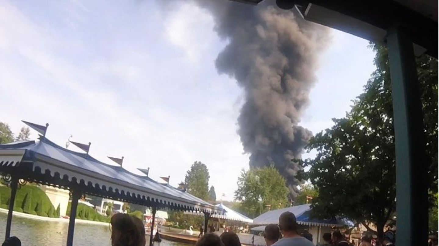 Rauch ist über einem Gebäude im Europa-Park zu sehen