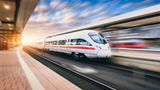 ChatGPT hat es für Jedermann vorgemacht, jetzt wollen auch große Unternehmen von den Vorteilen Künstlicher Intelligenz (KI) profitieren. Zum Beispiel die Deutsche Bahn. Der Konzern hat in einer aktuellen Pressemitteilung angekündigt, mithilfe von KI zuverlässiger werden zu wollen. In dem Schreiben heißt es dazu: "Mithilfe eines selbst entwickelten Tools soll der Bahnbetrieb in ganz Deutschland pünktlicher werden." Ein ambitioniertes Ziel für den Bahnbetrieb, der im vergangenen Jahr den eigenen Unpünktlichkeitsrekord noch einmal schlagen konnte: In 2022 waren nur 65,5 Prozent der Züge pünktlich. Das neue Tool, das extra für die Deutsche Bahn entwickelt wurde, soll den Trend nun umkehren. Es ist bereits in Stuttgart, im Rhein-Main-Verbund und in München im Einsatz und konnte durch die Verbesserung der Disposition laut Konzern bereits  58.000 Verspätungsminuten vermeiden. Das Ziel sei es, in diesem Jahr insgesamt 90.000 Minuten weniger Verspätung zu erreichen. 