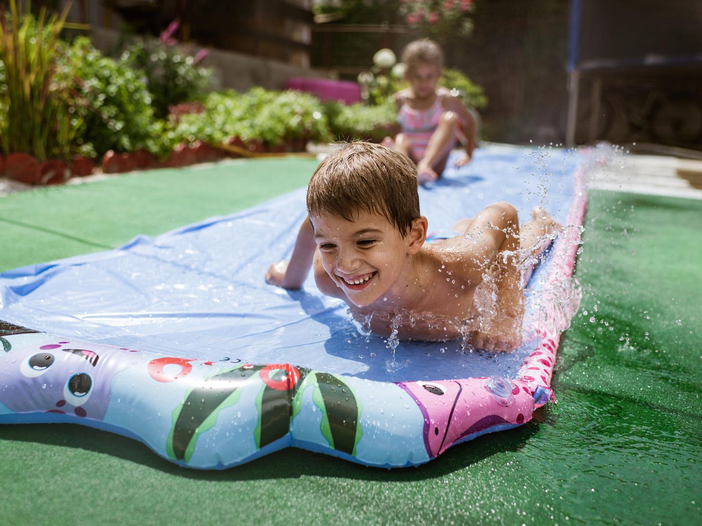 Wasserbahn für Sommer der Kinder: im richtig Spaß macht Garten So