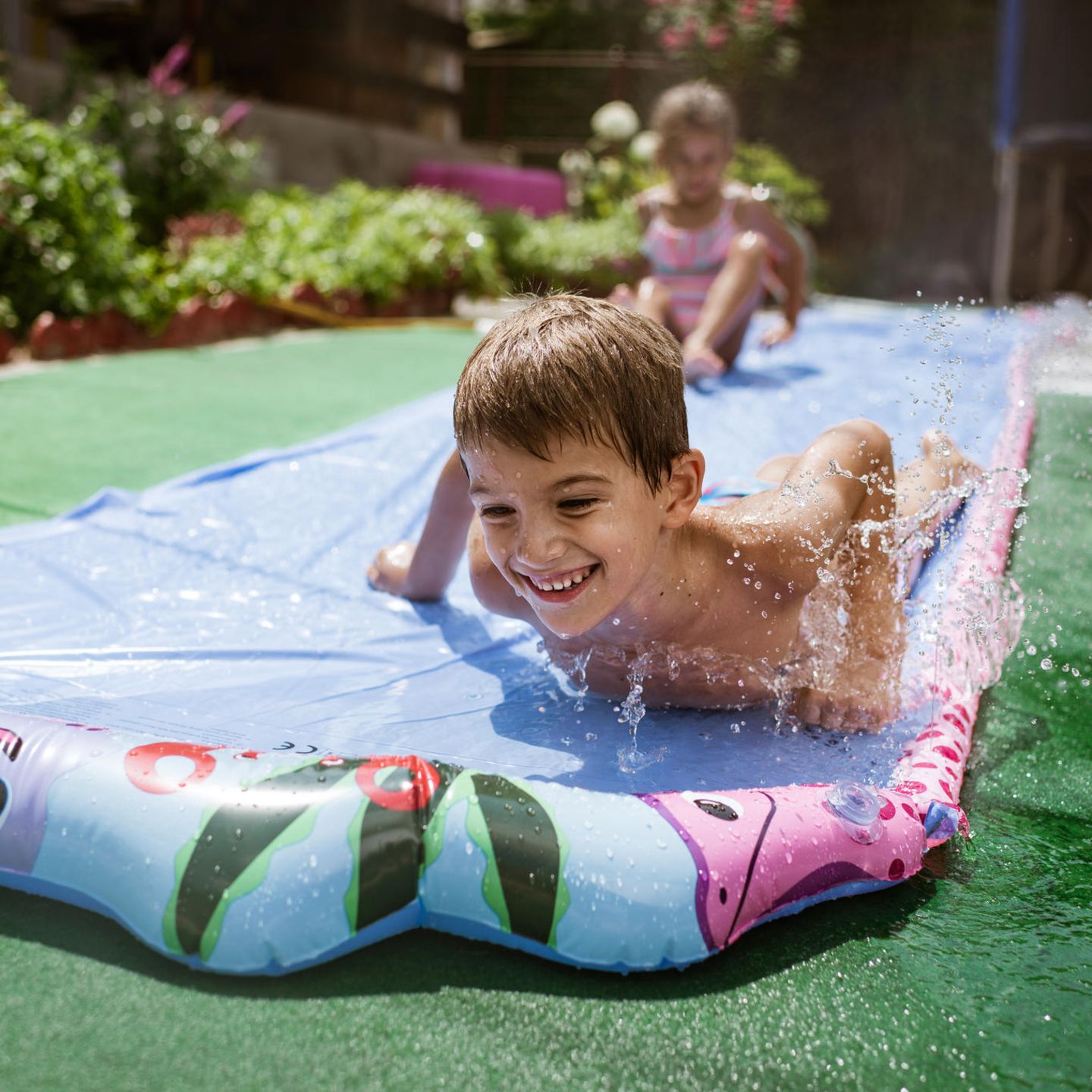 im Wasserbahn für So der Sommer Kinder: Spaß Garten richtig macht