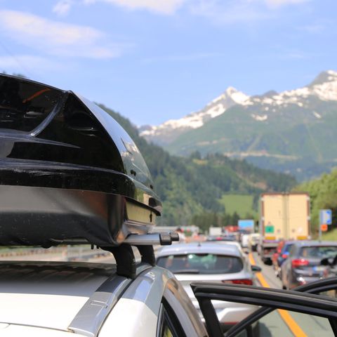 In der Ferienzeit kommt es regelmäßig zu vollen Straßen und Staus.