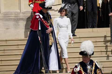 Eine Hommage an ihre verstorbene Schwiegermutter, Prinzessin Diana? Das langärmelige Punkte-Kleid von Prinzessin Kate stammt von der Designerin Alessandra Rich und sieht fast identisch aus zu dem Kleid, das Prinzessin Diana 1988 in Ascot trug. Sogar die Details, wie die Pumps mit schwarzer Kappe, stimmten mit dem Look der Mutter von Prinz William überein.