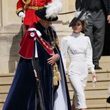 Eine Hommage an ihre verstorbene Schwiegermutter, Prinzessin Diana? Das langärmelige Punkte-Kleid von Prinzessin Kate stammt von der Designerin Alessandra Rich und sieht fast identisch aus zu dem Kleid, das Prinzessin Diana 1988 in Ascot trug. Sogar die Details, wie die Pumps mit schwarzer Kappe, stimmten mit dem Look der Mutter von Prinz William überein.