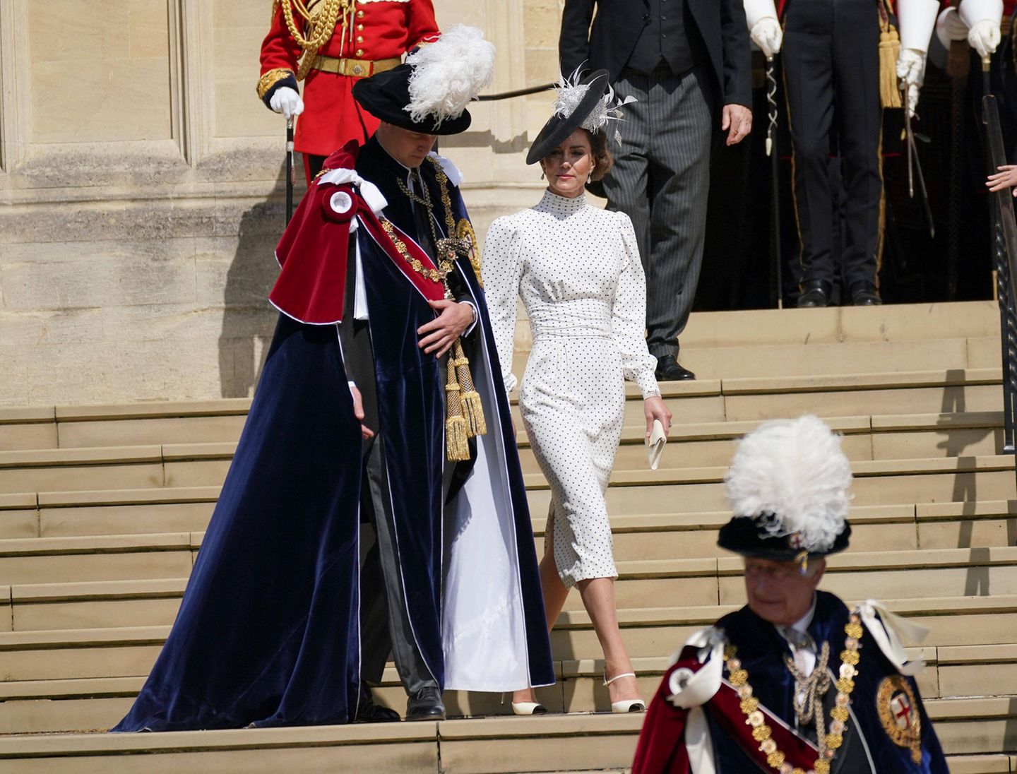 Königshaus feiert Hosenbandorden: Eine Hommage an ihre verstorbene Schwiegermutter, Prinzessin Diana? Das langärmelige Punkte-Kleid von Prinzessin Kate stammt von der Designerin Alessandra Rich und sieht fast identisch aus zu dem Kleid, das Prinzessin Diana 1988 in Ascot trug. Sogar die Details, wie die Pumps mit schwarzer Kappe, stimmten mit dem Look der Mutter von Prinz William überein. Eine Hommage an ihre verstorbene Schwiegermutter, Prinzessin Diana? Das langärmelige Punkte-Kleid von Prinzessin Kate stammt von der Designerin Alessandra Rich und sieht fast identisch aus zu dem Kleid, das Prinzessin Diana 1988 in Ascot trug. Sogar die Details, wie die Pumps mit schwarzer Kappe, stimmten mit dem Look der Mutter von Prinz William überein.