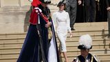 Eine Hommage an ihre verstorbene Schwiegermutter, Prinzessin Diana? Das langärmelige Punkte-Kleid von Prinzessin Kate stammt von der Designerin Alessandra Rich und sieht fast identisch aus zu dem Kleid, das Prinzessin Diana 1988 in Ascot trug. Sogar die Details, wie die Pumps mit schwarzer Kappe, stimmten mit dem Look der Mutter von Prinz William überein.