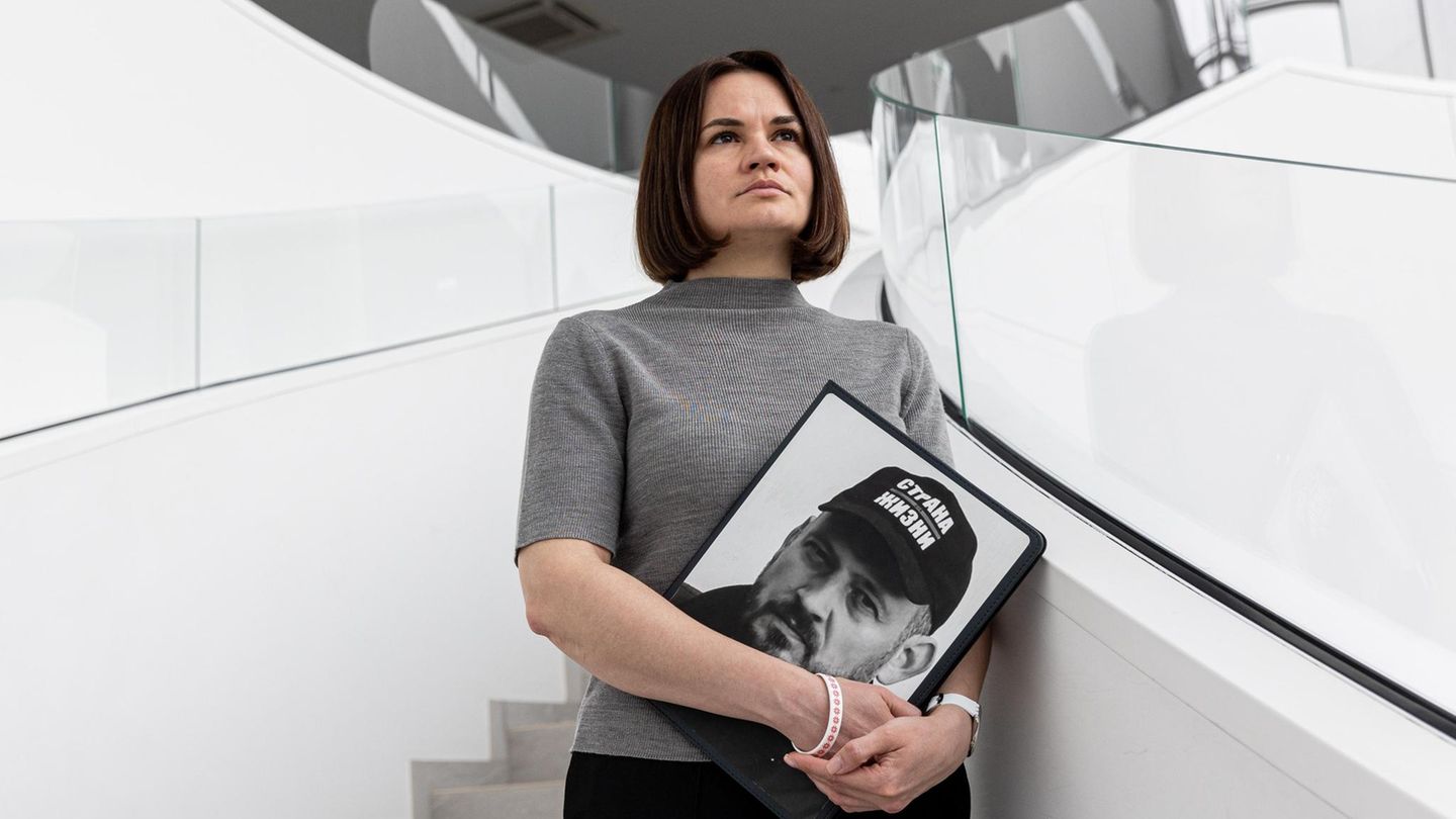 Svetlana Tichanowskaja auf einer futuristischen Treppe