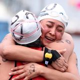 Harte Konkurrenz spielt eine untergeordnete Rolle. Nach dem 1500-Meter-Rennen im Freiwasser umarmen sich Nancy Santander Sanchez und Teresita Santander aus Mexiko.