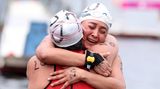 Harte Konkurrenz spielt eine untergeordnete Rolle. Nach dem 1500-Meter-Rennen im Freiwasser umarmen sich Nancy Santander Sanchez und Teresita Santander aus Mexiko.