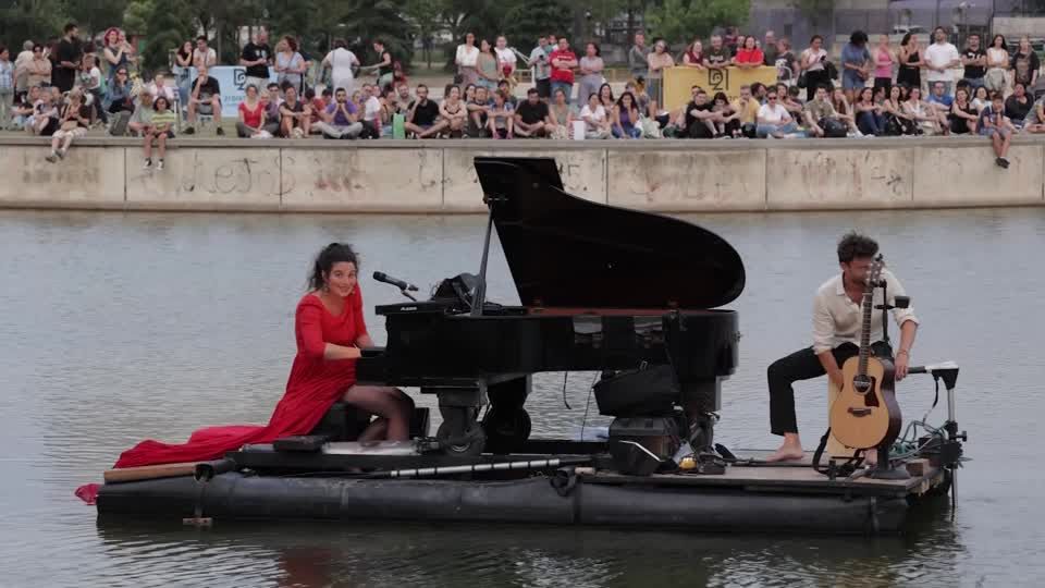 Video: Magische Momente in Madrid: Klavierkonzert auf dem See
