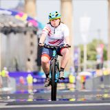 Einer der ersten Wettbewerbe sind die Radrennen, die auf der Straße des 17. Juni stattfinden. Die Wettkämpfe laufen ein wenig anders ab als bei nicht-behinderten Sportlern. Zu Beginn findet das sogenannte Divisioning statt, d.h., dass in Vorkämpfen herausgefunden wird, wie stark die einzelnen Athleten sind und welche Fähigkeiten sie haben. Auch die bisherigen Bestleistungen bei anderen Wettbewerben werden berücksichtigt. So entstehen homogene Leistungsgruppen, in denen ein fairer Wettkampf um die Medaillen stattfindet.