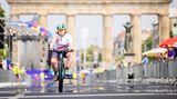 Einer der ersten Wettbewerbe sind die Radrennen, die auf der Straße des 17. Juni stattfinden. Die Wettkämpfe laufen ein wenig anders ab als bei nicht-behinderten Sportlern. Zu Beginn findet das sogenannte Divisioning statt, d.h., dass in Vorkämpfen herausgefunden wird, wie stark die einzelnen Athleten sind und welche Fähigkeiten sie haben. Auch die bisherigen Bestleistungen bei anderen Wettbewerben werden berücksichtigt. So entstehen homogene Leistungsgruppen, in denen ein fairer Wettkampf um die Medaillen stattfindet.