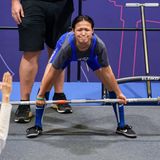 Gewichtheben findet auch schon mal ohne Gewichte statt. Die 20-Kilo-Stange ist schwer genug.