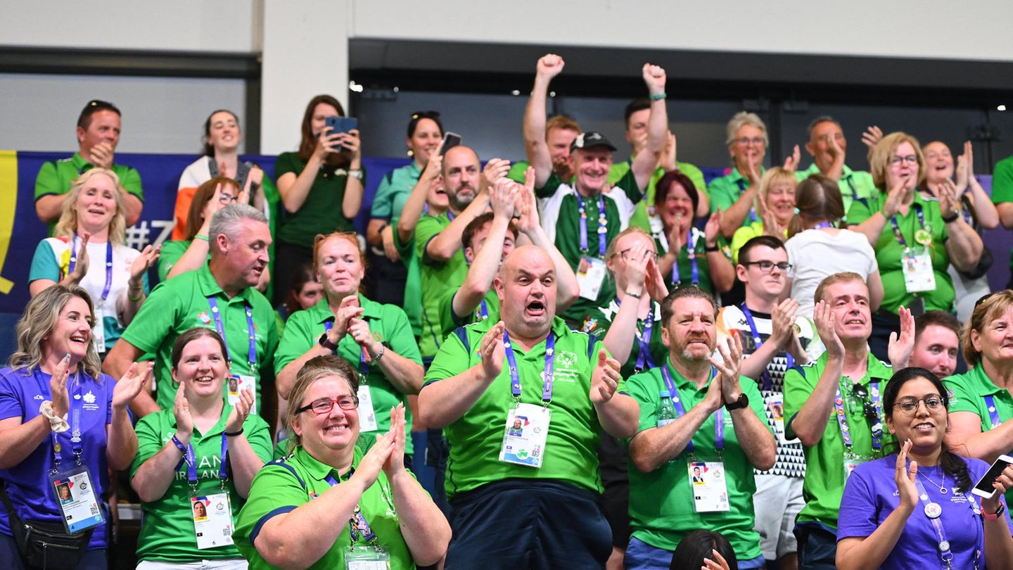 Beim Boccia-Wettbewerb in der Berliner Messe herrscht helle Aufregung auf den Rängen. Irische Fans bejubeln ihre Gewinner.