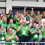 Beim Boccia-Wettbewerb in der Berliner Messe herrscht helle Aufregung auf den Rängen. Irische Fans bejubeln ihre Gewinner.