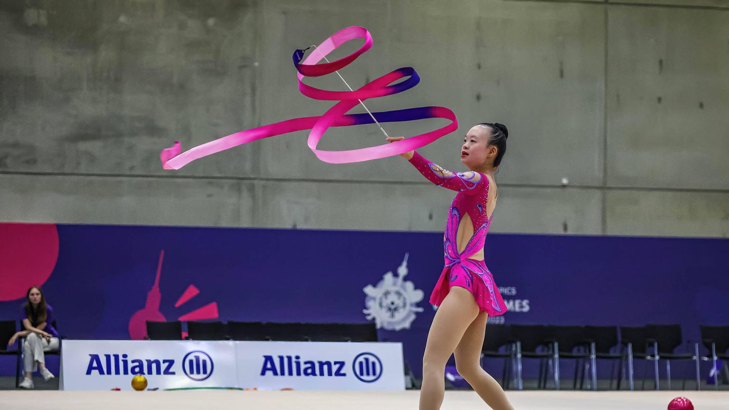 Eine Athletin aus Kanada zeigt ihre Fähigkeiten in der Rhythmischen Sportgymnastik