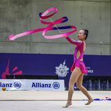 Eine Athletin aus Kanada zeigt ihre Fähigkeiten in der Rhythmischen Sportgymnastik