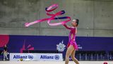Eine Athletin aus Kanada zeigt ihre Fähigkeiten in der Rhythmischen Sportgymnastik