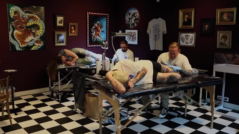 Video: Tattoo-Künstler stechen Rembrandt-Werke im Museum