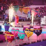 Die Eröffnungsfeier findet am Samstagabend vor 50.000 Zuschauern im Berliner Olympiastadion statt. Bundespräsident Frank-Walter Steinmeier ist da, auch Bundeskanzler Olaf Scholz und viele weitere politische Gäste. Einleitende Worte spricht Timothy Shriver, Präsident der Special Olympics und Sohn der Gründerin Eunice Shriver-Kennedy.