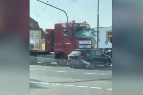 LKW schiebt Auto 200 Meter vor sich her – Fahrer denkt, er habe defekte Bremsen