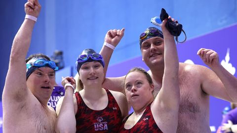 Das US-Team in der Staffel über 50 Meter Freestyle feiert den Einzug ins Finale