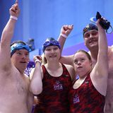 Das US-Team in der Staffel über 50 Meter Freestyle feiert den Einzug ins Finale