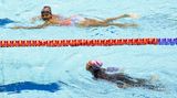 Einen ersten Höhepunkt liefern diese beiden Schwimmerinnen. Sarah Ghandoura (untere Bahn) aus Saudi-Arabien glaubt, das Viertelfinale über 100 Meter Freistil nach zwei Bahnen beendet zu haben (In Berlin sind die Bahnen 25 Meter lang und nicht 50). Die Puerto Ricanerin Esmeralda Encarnacion Despiau, die das Rennen bereits absolviert hat, bemerkt den Fehler ihrer Mitschwimmerin und begleitet sich auf den letzten 50 Metern im Becken. Dafür gibt es einen Riesen-Applaus.