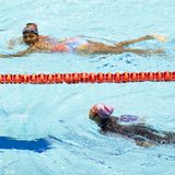 Einen ersten Höhepunkt liefern diese beiden Schwimmerinnen. Sarah Ghandoura (untere Bahn) aus Saudi-Arabien glaubt, das Viertelfinale über 100 Meter Freistil nach zwei Bahnen beendet zu haben (In Berlin sind die Bahnen 25 Meter lang und nicht 50). Die Puerto Ricanerin Esmeralda Encarnacion Despiau, die das Rennen bereits absolviert hat, bemerkt den Fehler ihrer Mitschwimmerin und begleitet sich auf den letzten 50 Metern im Becken. Dafür gibt es einen Riesen-Applaus.