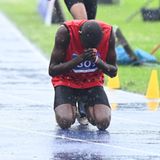 Siege lösen große Gefühle aus, so wie hier beim mexikanischen Läufer Daniel Mutiso, der eines der 800-Meter-Rennen in Berlin gewinnt und danach auf die Knie sinkt.