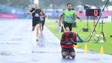 Siege lösen große Gefühle aus, so wie hier beim mexikanischen Läufer Daniel Mutiso, der eines der 800-Meter-Rennen in Berlin gewinnt und danach auf die Knie sinkt.