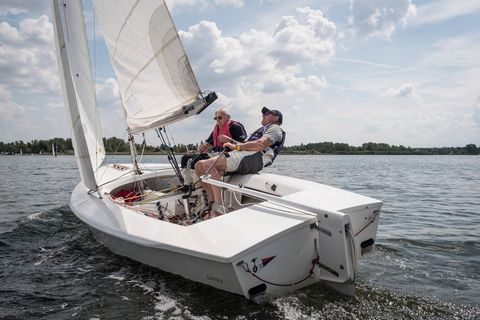 Rotweste: Jochen Wiepking, 93, im Boot mit Steuermann Michael Hotho, Steinhuder Meer