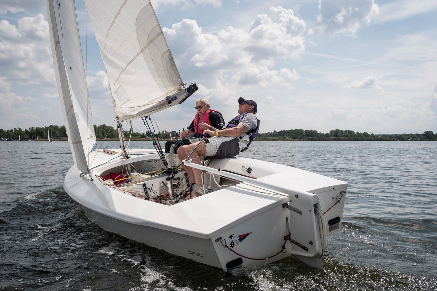 Rotweste: Jochen Wiepking, 93, im Boot mit Steuermann Michael Hotho, Steinhuder Meer