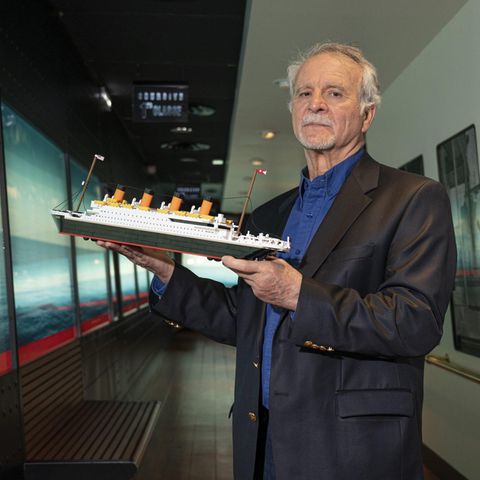 "Titanic"-Forscher Paul-Henri Nargeolet mit einem Modell des berühmten Schiffs