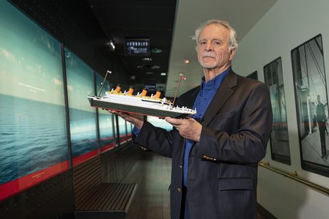 "Titanic"-Forscher Paul-Henri Nargeolet mit einem Modell des berühmten Schiffs