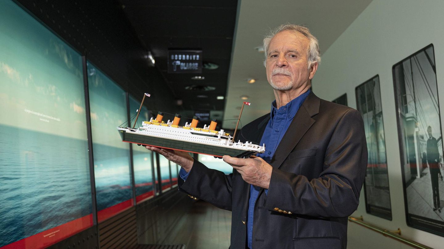 U-Boot-Titan "Titanic"-Forscher Paul-Henri Nargeolet mit einem Modell des berühmten Schiffs