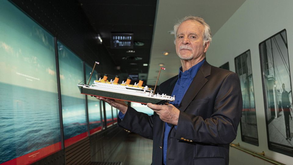 "Titanisch"-Forscher Paul-Henri Nargeolet mit einem Modell des berühmten Schiffs