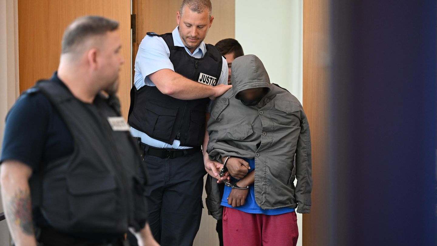 Der Angeklagte wird zum Auftakt des Illerkirchberg-Prozesses in den Gerichtssaal geführt Der Angeklagte wird zum Auftakt des Illerkirchberg-Prozesses in den Gerichtssaal geführt