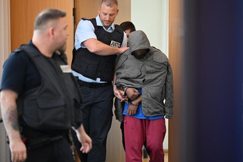 Der Angeklagte wird zum Auftakt des Illerkirchberg-Prozesses in den Gerichtssaal geführt