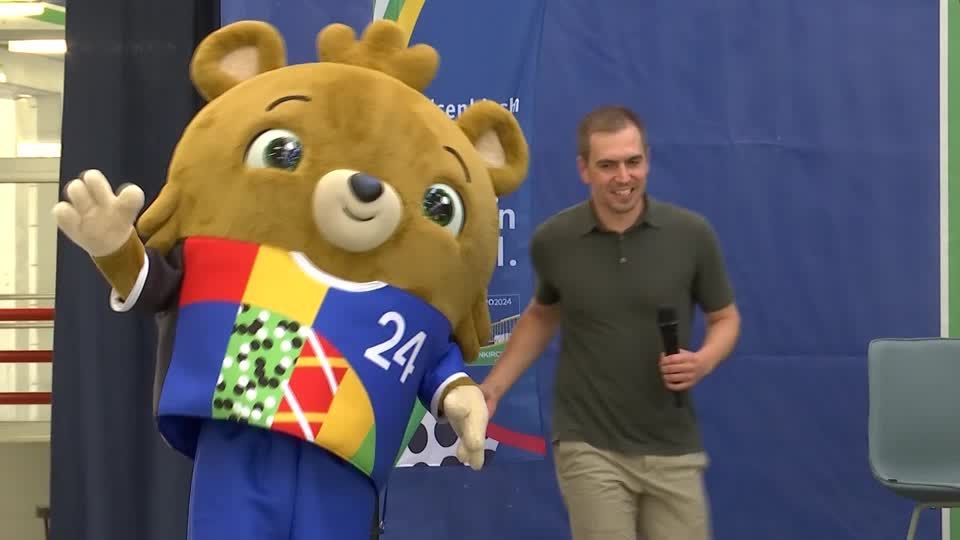 Video: Bär mit Hose und noch ohne Namen - Maskottchen der Fußball-EM 2024 vorgestellt