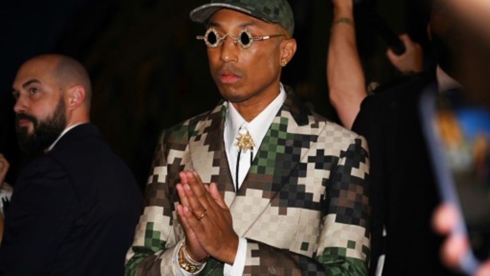 Pharrell Williams dankt dem Publikum am Ende seiner Modenschau
