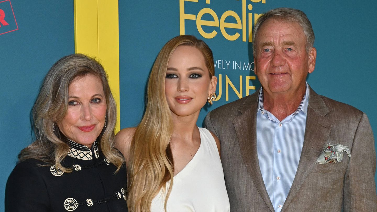People of today: Jennifer Lawrence comes to the film premiere with her parents